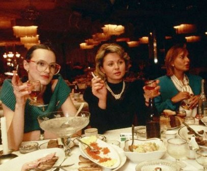 Советская женщина в процессе отдыха и развлечений. В ресторане, то есть... Советская женщина в процессе отдыха и развлечений. В ресторане, то есть...