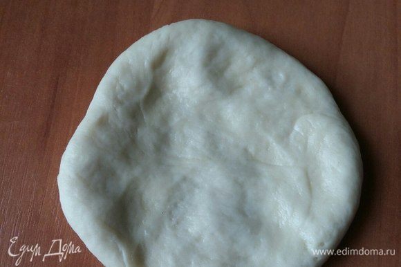 Раскатать в лепешку. Можно скалкой, можно руками. Раскатать в лепешку. Можно скалкой, можно руками.