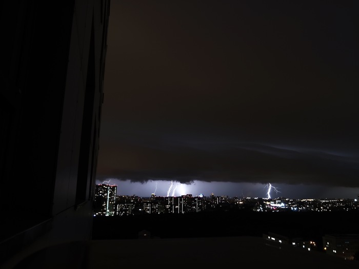 ⛈️ 7 эпичных фото и видео летних гроз в Москве