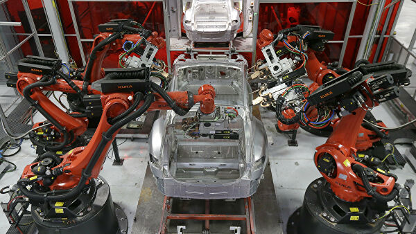 Сборка автомобилей Tesla роботами на заводе в Фремонте, Калифорния Больше не монополисты? Конкурент Tesla из Китая хочет потеснить ее в США