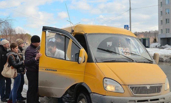 Двое парней сели в транспорт без денег и решили расплатиться за проезд кое-чем другим Двое парней сели в транспорт без денег и решили расплатиться за проезд кое-чем другим