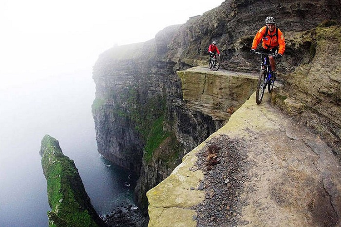 Опасный путь на Cliffs of Moher. Опасный путь на Cliffs of Moher.