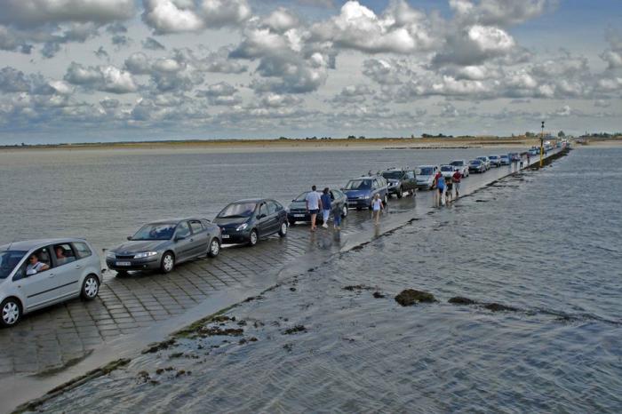Удивительная дорога, дважды в сутки уходящая под воду (8 фото) Удивительная дорога, дважды в сутки уходящая под воду (8 фото)