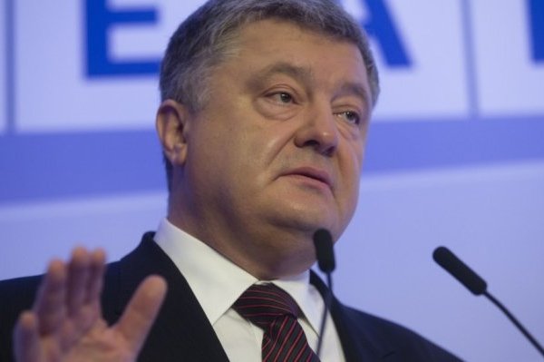 Порошенко высказался о поездках украинцев на ЧМ-2018 в Россию Порошенко высказался о поездках украинцев на ЧМ-2018 в Россию