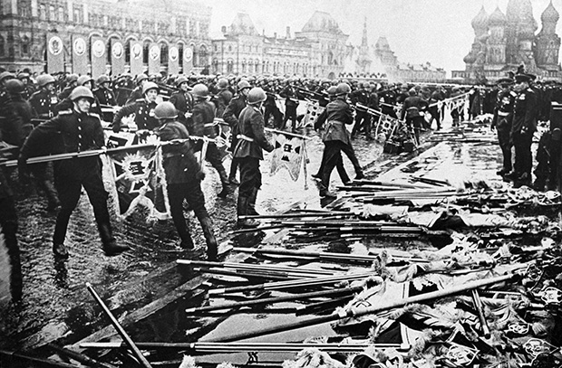 Советские воины бросают знамена к Мавзолею В.И.Ленина во время парада Победы 24 июня 1945 года Советские воины бросают знамена к Мавзолею В.И.Ленина во время парада Победы 24 июня 1945 года. Фото: Самарий Гурарий/Фотохроника ТАСС