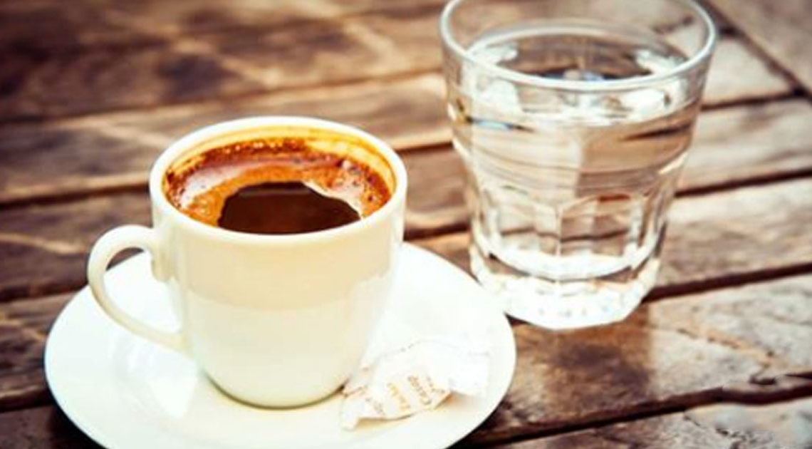 Почему кофе обязательно надо запивать водой