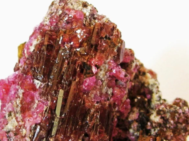 Как выглядит самый редкий и самый дорогой минерал в мире