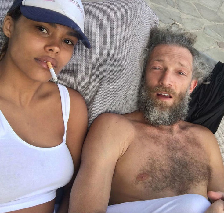 Позор старика: Венсан Кассель на пляже с молодой подругой