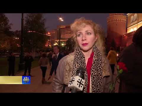 Москвичи несут цветы в Александровский сад, чтобы почтить памяти погибших в Керчи