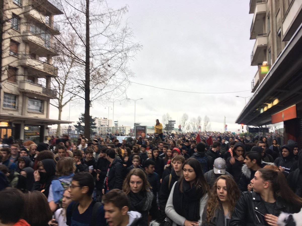 Протесты школьников и студентов в Марселе Протесты школьников и студентов в Марселе