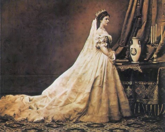 Фотография Елизаветы как королевы Венгрии, 1867 г. Фотография Елизаветы как королевы Венгрии, 1867 г.