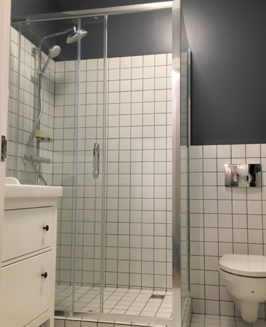 Ванная комната с проблемным ремонтом