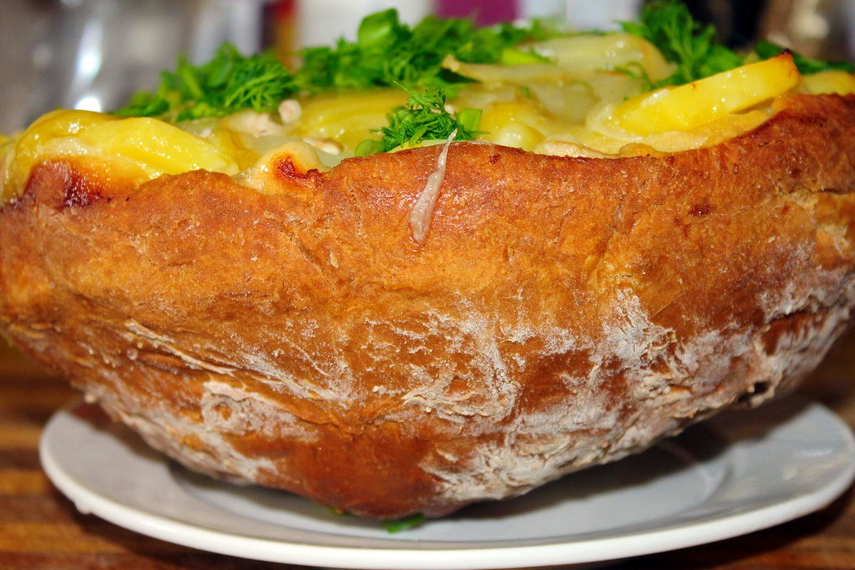 Получается и курица, и гарнир, и хлеб в одном блюде.