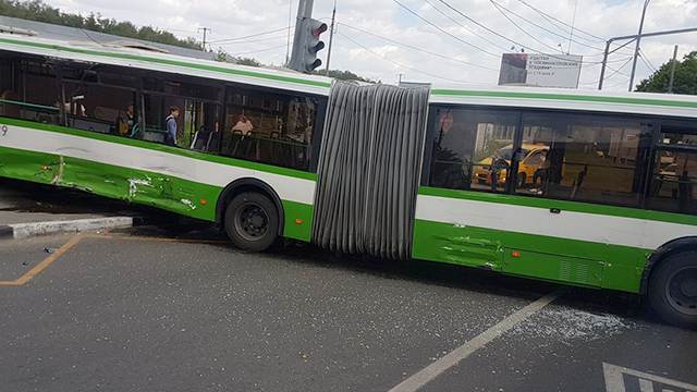 Фото: грузовик врезался в автобус в Подмосковье, пострадали 5 человек