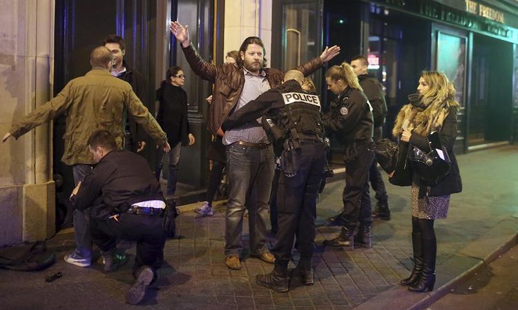 Террористы расстреляли полицейских на Елисейских полях Террористы расстреляли полицейских на Елисейских полях