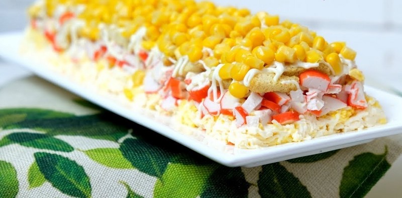 салат с сухариками и крабовыми палочками