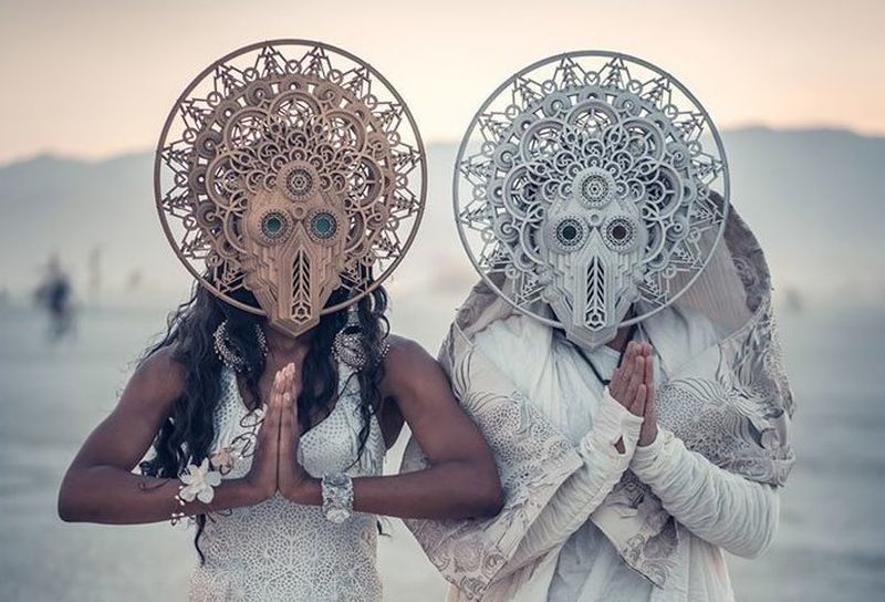 Свадьба в футуристическом стиле на фестивале Burning Man