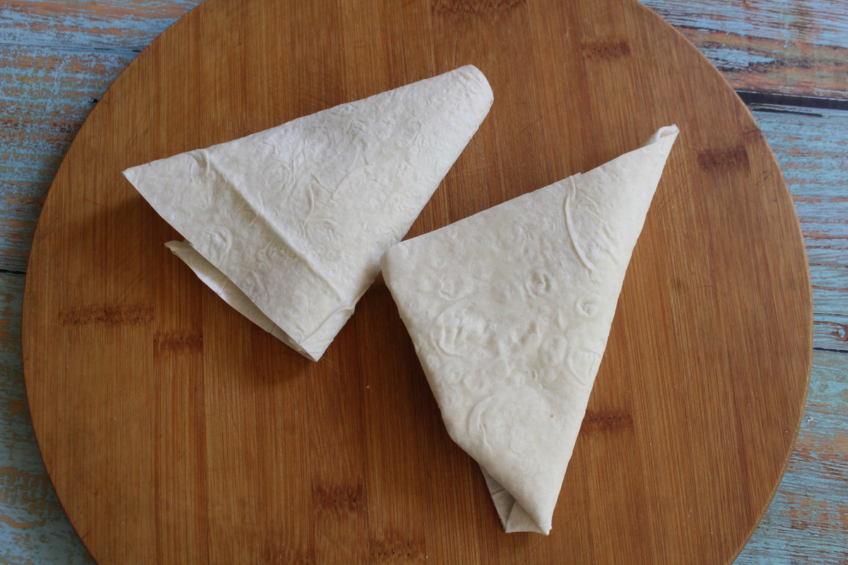 Любите пирожки с капустой, а долго стоять у плиты не хочется? Тогда этот рецепт для вас. Тут даже не надо отдельно готовить начинку, пирожки будут с сырой капустой!-6