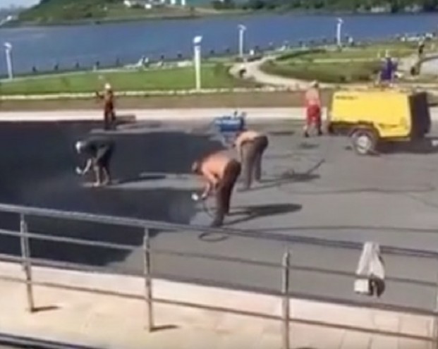Во Владивостоке к приезду Путина покрасили асфальт (видео) Во Владивостоке к приезду Путина покрасили асфальт (видео)
