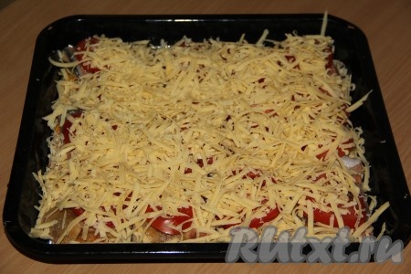 Посыпать сыром, натёртым на крупноё тёрке.