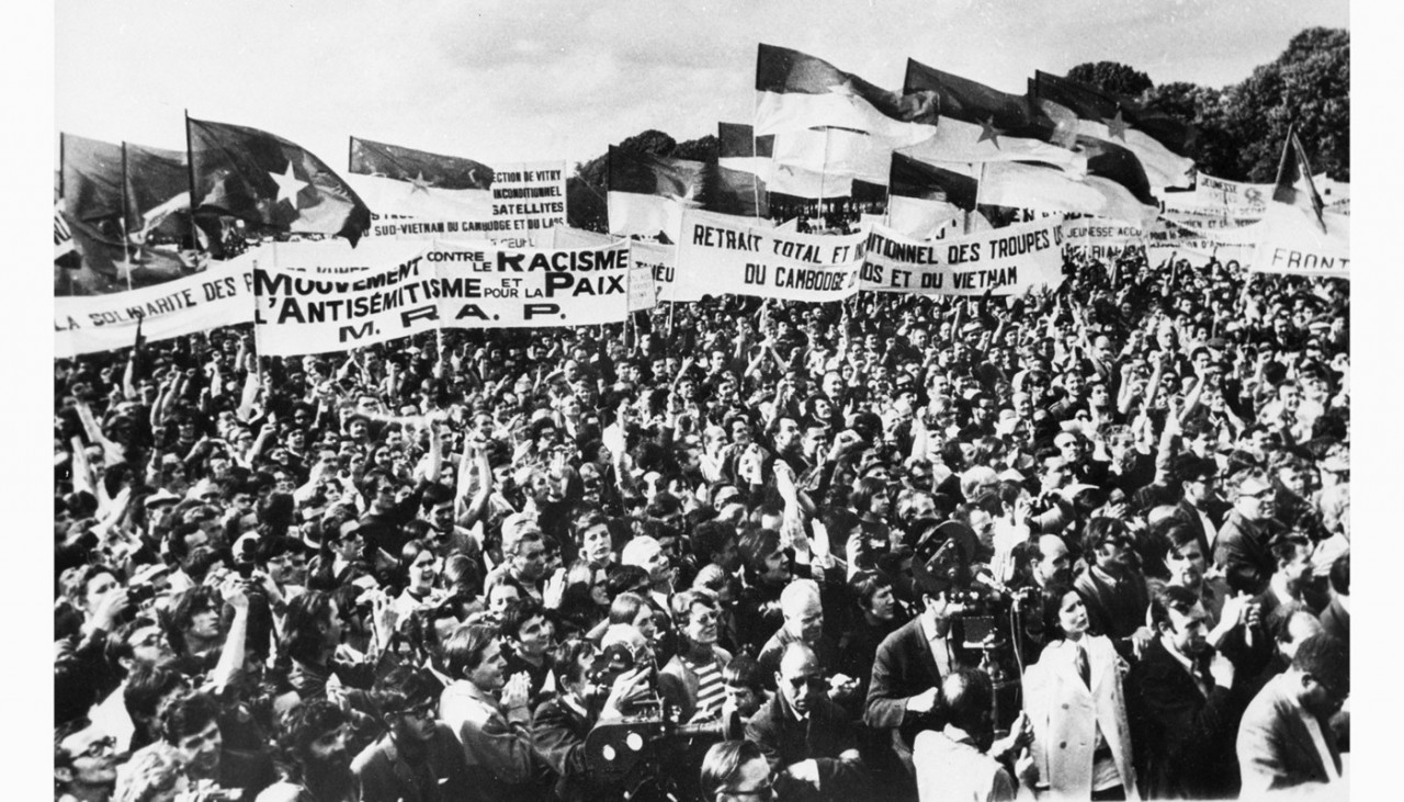 <p>Демонстрация трудящихся Парижа, требующих прекращения войны во Вьетнаме, Камбодже и Лаосе. Репродукция фотографии из газеты "e;Юманите"e;.</p>
