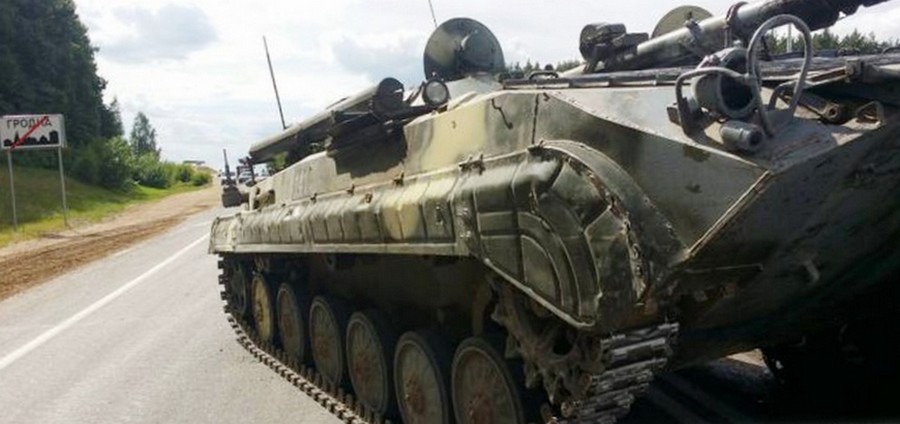На выезде из Гродно БМП наехала на легковой автомобиль