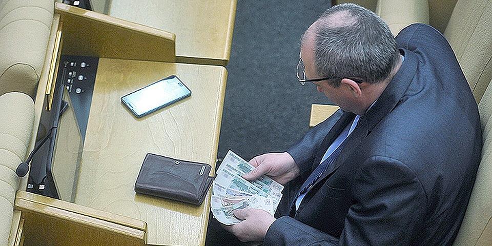 В России проконтролируют расходы бывших чиновников В России проконтролируют расходы бывших чиновников