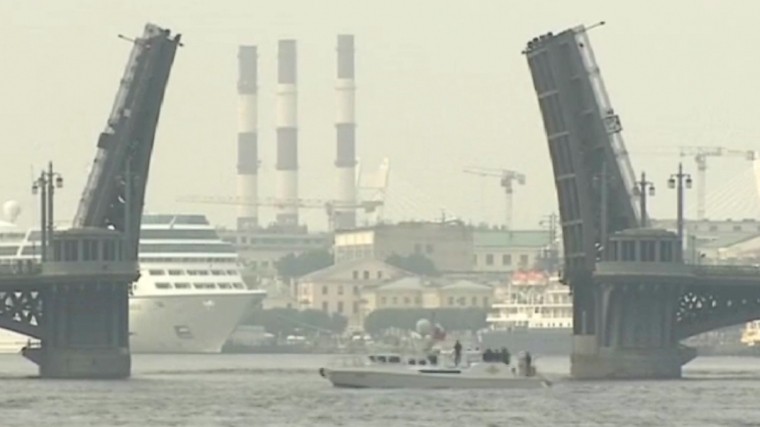 Видео: в Петербурге развели мосты для репетиции парада кораблей ко дню ВМФ