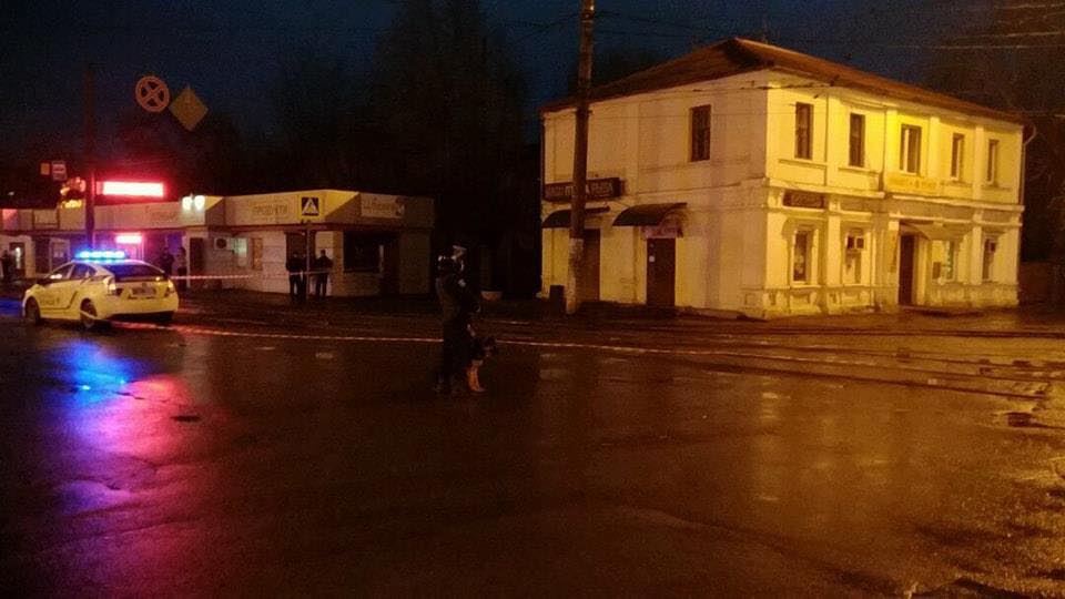В Харькове вооруженный мужчина захватил заложников в здании почты