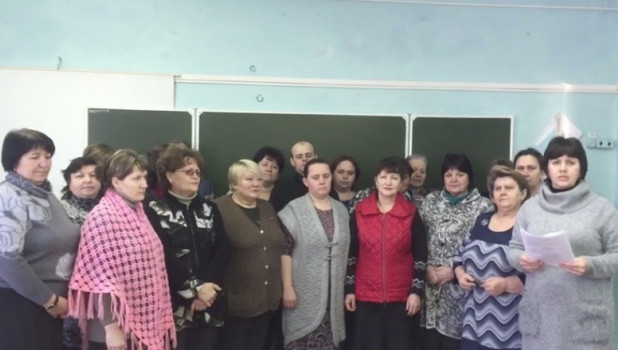 «У нас нет газа, воды, дорог, связи». Жители села в Омской области записали обращение к Путину