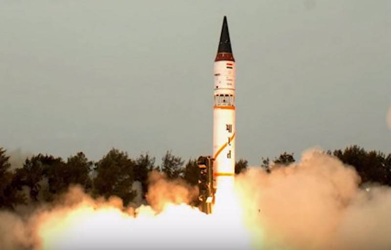 Индия провела успешные испытания баллистической ракеты Agni-II