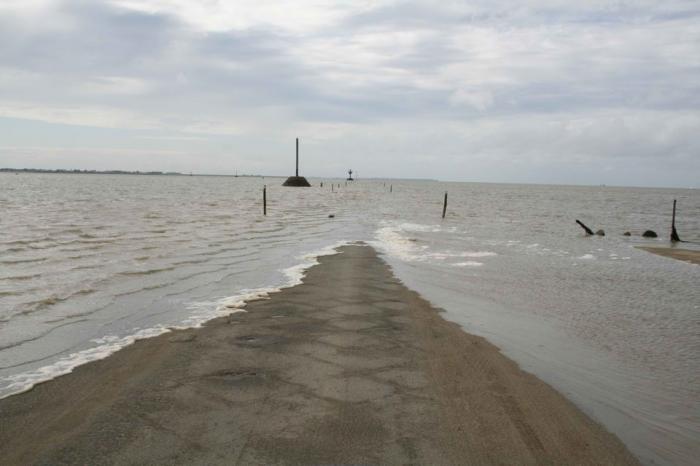 Удивительная дорога, дважды в сутки уходящая под воду (8 фото) Удивительная дорога, дважды в сутки уходящая под воду (8 фото)