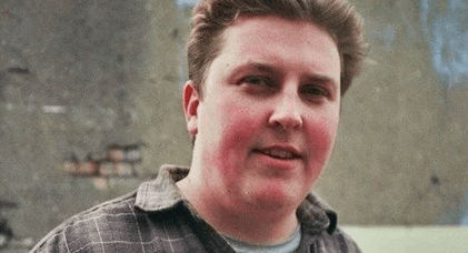 26-летний парень 8 лет не снимал футболку перед своей девушкой из-за лишнего веса