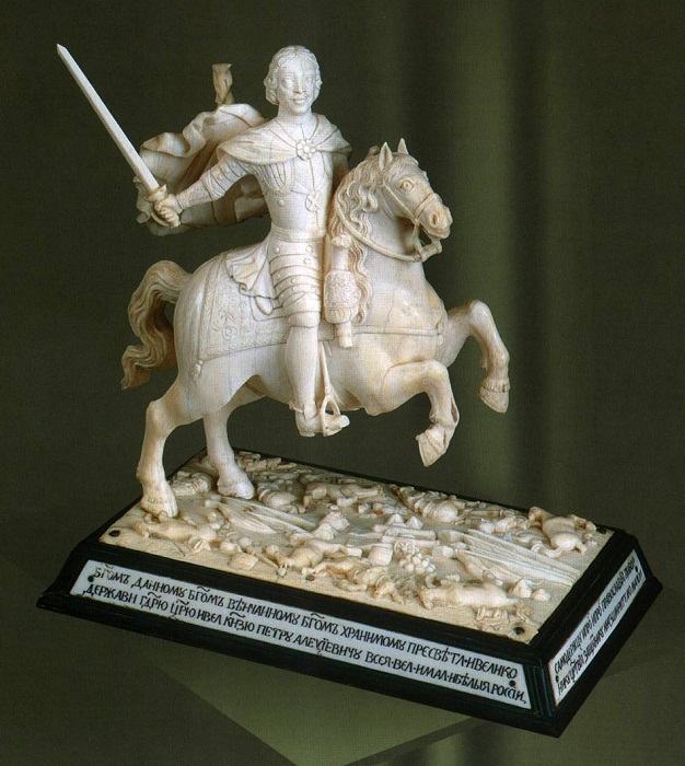 Скульптура «Петр I - победитель шведов» . 1780-1790-е Бивень мамонта, черное дерево, дерево, ткань Объемная, рельефная, токарная резьба, гравировка. ГИМ Скульптура «Петр I - победитель шведов» . 1780-1790-е Бивень мамонта, черное дерево, дерево, ткань Объемная, рельефная, токарная резьба, гравировка. ГИМ