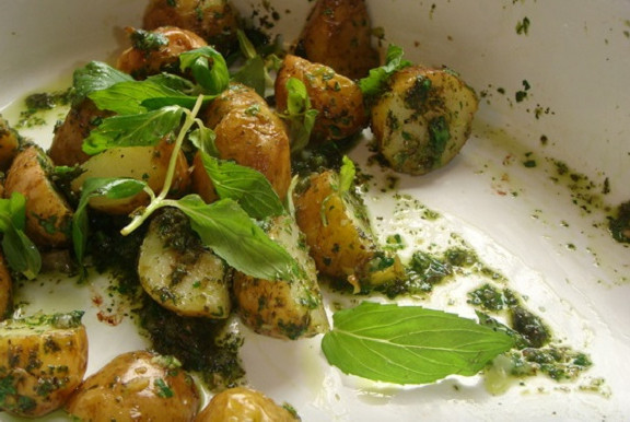 5 потрясающих способов приготовить очень вкусно молодой картофель! Хозяюшкам на заметку… 5 потрясающих способов приготовить очень вкусно молодой картофель! Хозяюшкам на заметку…