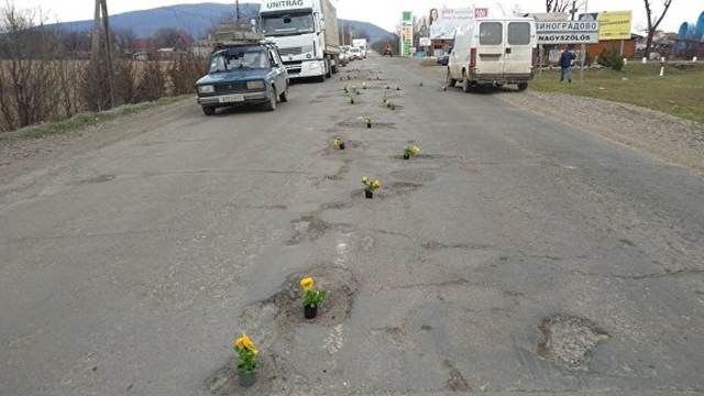 В Закарпатье жители украсили дорожные ямы цветами к приезду Порошенко