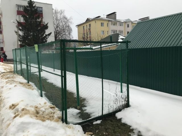 Детская площадка строгого режима в одном из спальных районов Белгорода Детская площадка строгого режима в одном из спальных районов Белгорода