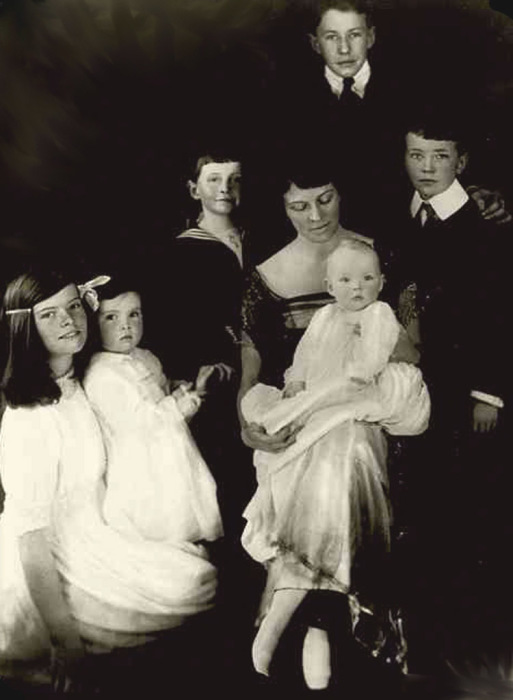 Кэтрин Марта Хотон Хепбёрн со своими детьми: юная Кэтрин слева, 1920-е годы Кэтрин Марта Хотон Хепбёрн со своими детьми: юная Кэтрин слева, 1920-е годы