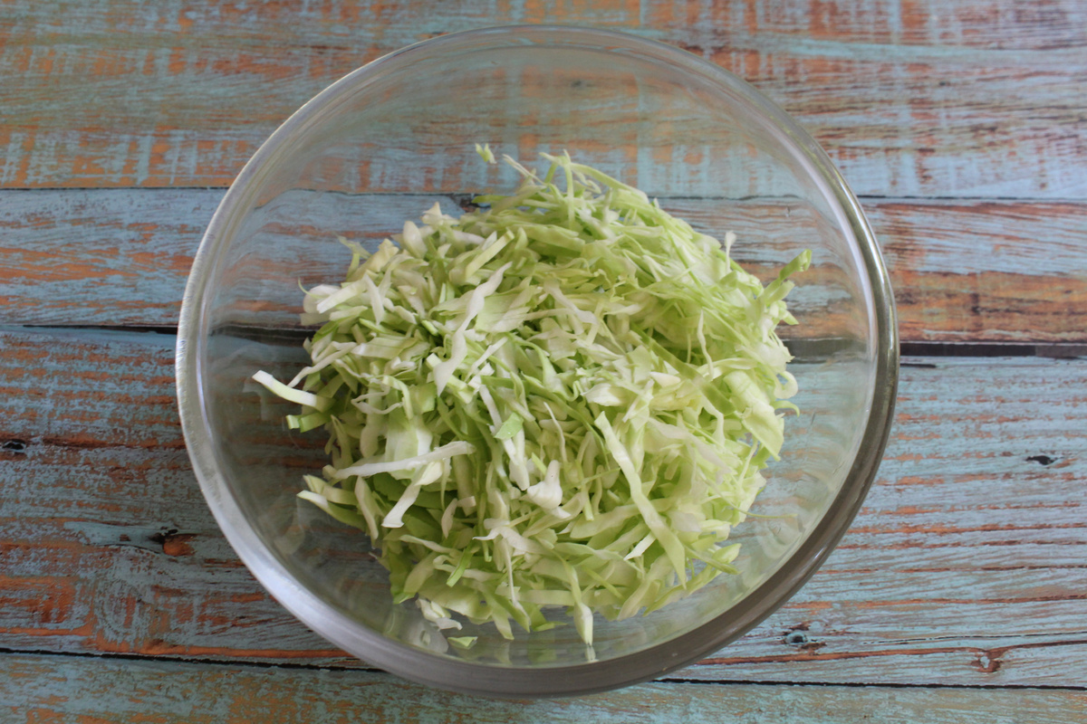 Любите пирожки с капустой, а долго стоять у плиты не хочется? Тогда этот рецепт для вас. Тут даже не надо отдельно готовить начинку, пирожки будут с сырой капустой!-2