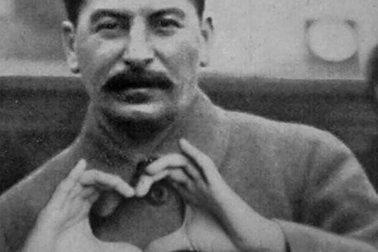 Иосиф Сталин показывает сердечко