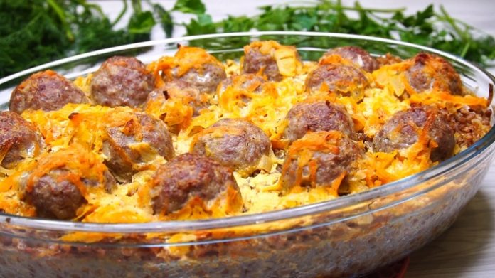 Шикарный вариант обеда или ужина из самых простых продуктов — гречка с мясными шариками