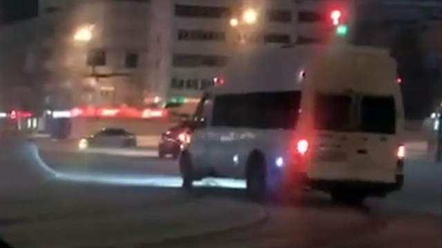 Видео: в Уфе водитель маршрутки устроил дрифт на проезжей части
