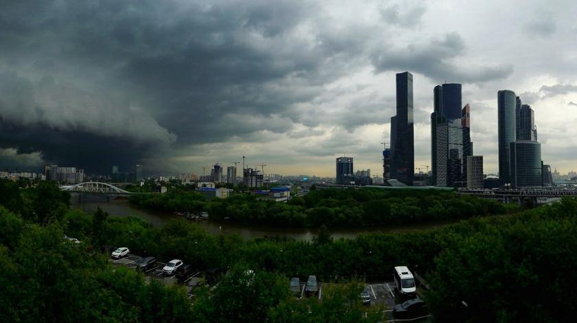 Москвичи делятся видео и фото погодного апокалипсиса в столице