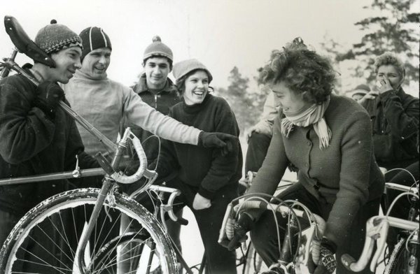 Молодые велосипедисты. Ю. Будаков, 1960–1965 гг., Украинская ССР, Луганская обл., г. Северодонецк, из архива МАММ/МДФ.