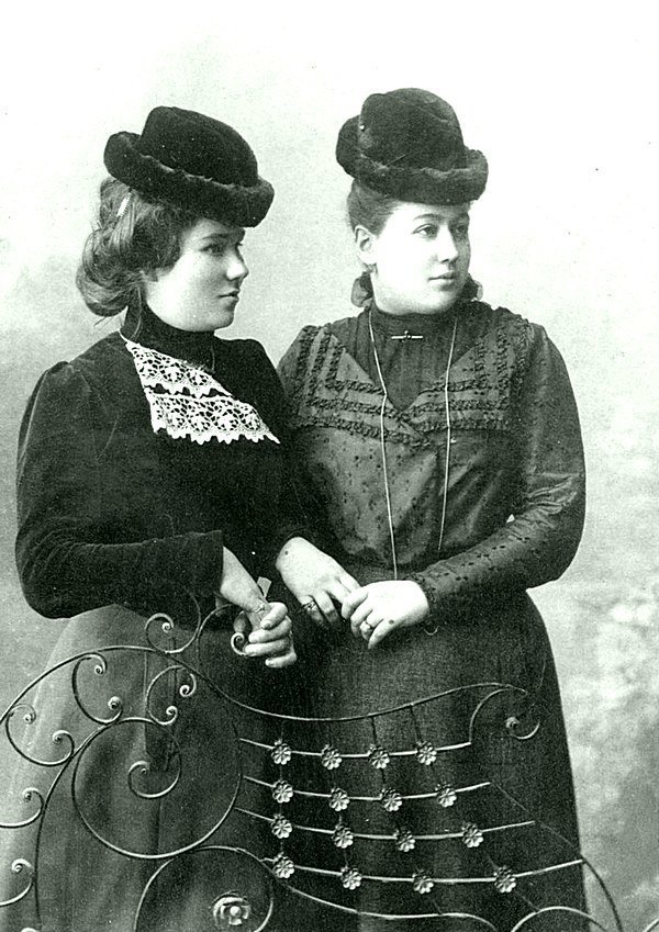 Жена М. Дмитриева (справа) Жена М. Дмитриева (справа) история, россия, старые фотографии