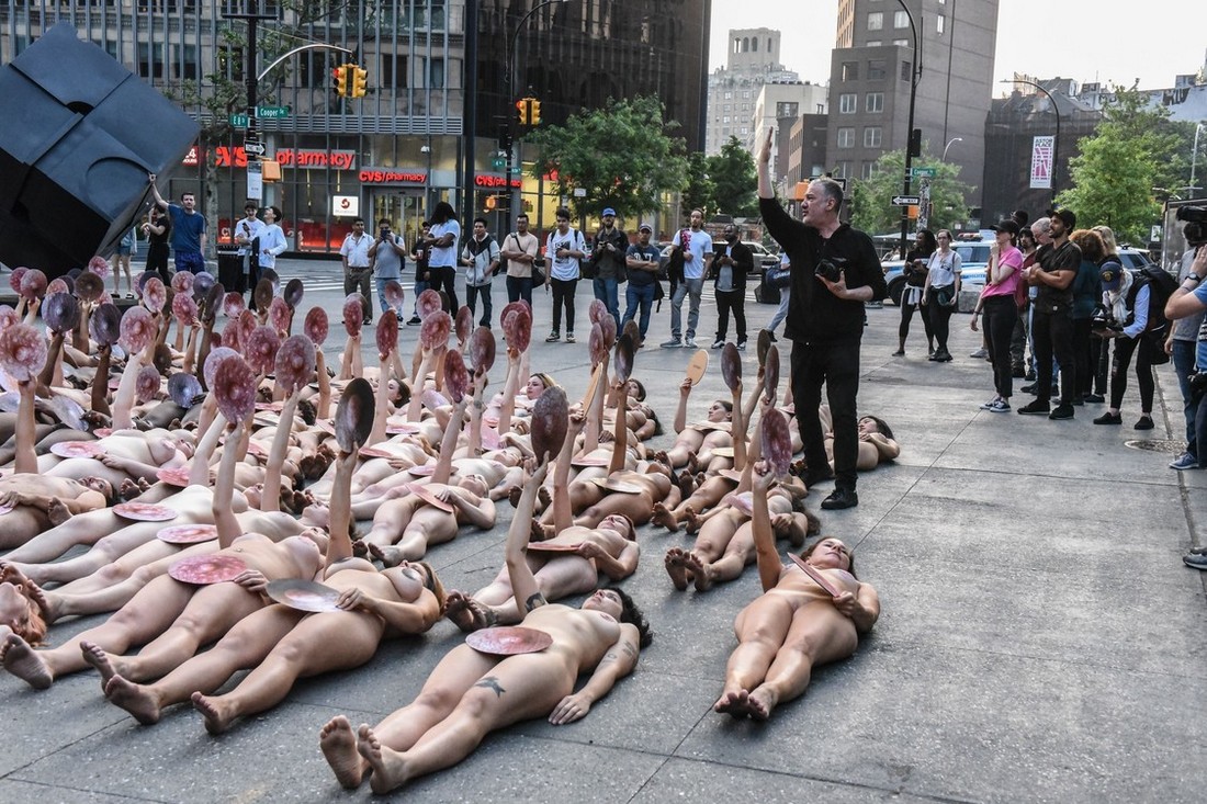 акция голых людей (120) фото