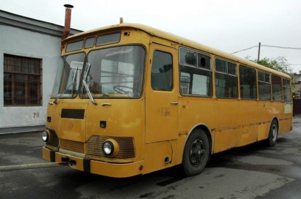 Крупная женщина в автобусе Крупная женщина в автобусе
