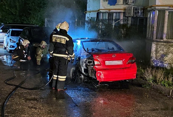 В Севастополе сгорела Toyota Corolla