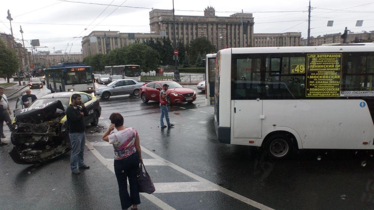 Из-за аварии маршрутки и такси движение возле метро «Московская» парализовано