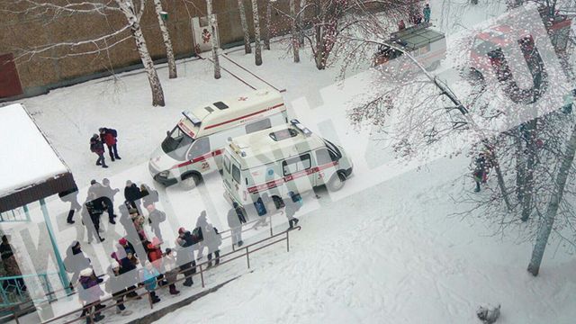 Фото: медики прибыли в барнаульскую школу, где 9 детей пострадали от смартфона